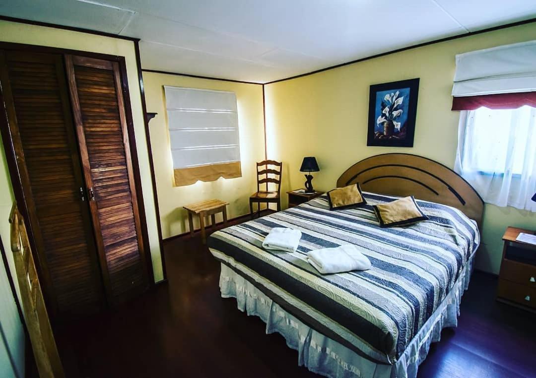 Hostal Alcazar Пуерто-Наталес Екстер'єр фото