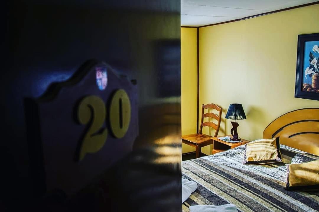 Hostal Alcazar Пуерто-Наталес Екстер'єр фото